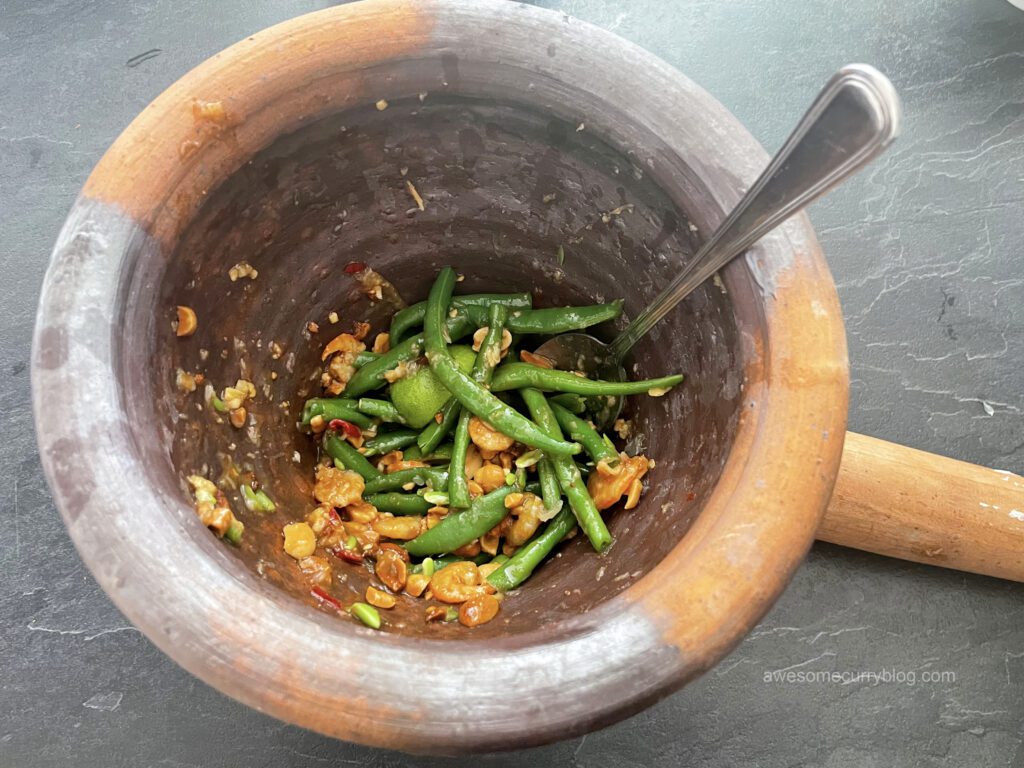 процесс приготовления папайя салата, этап с бобами