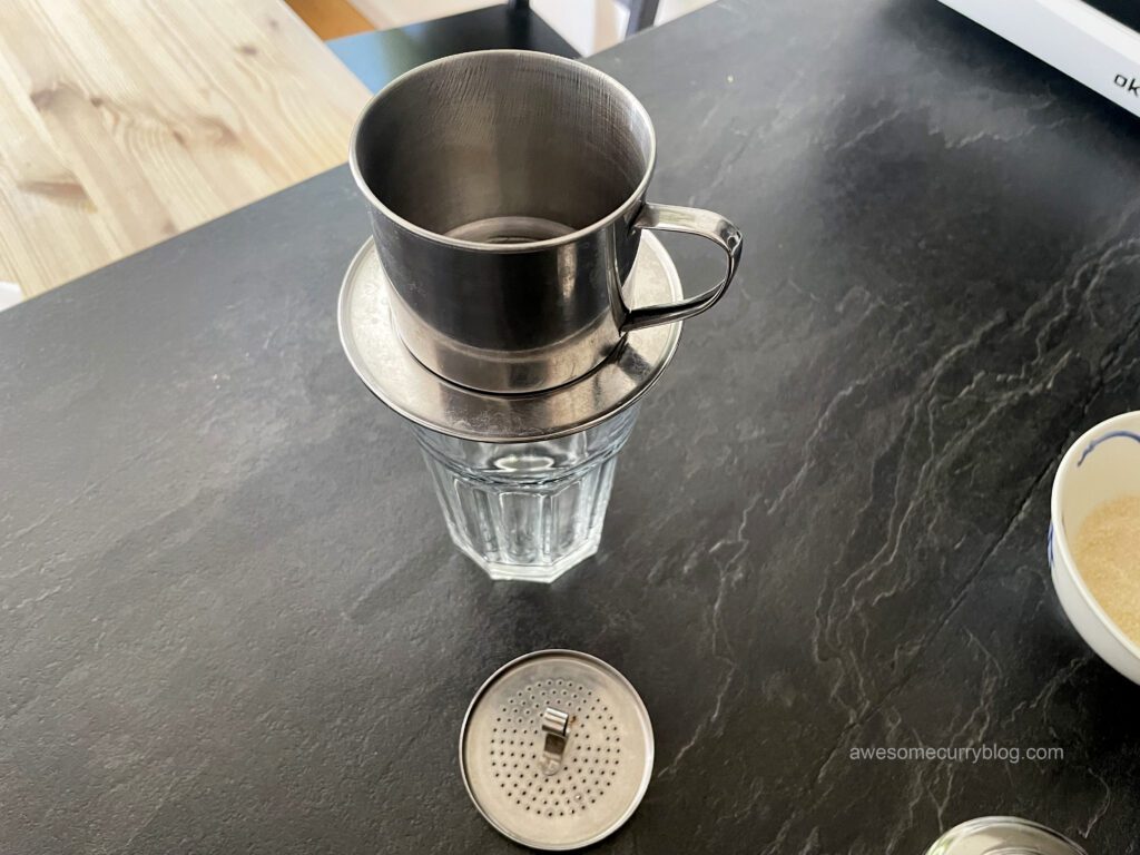 фильтр для кофе по-вьетнамски, установленный на стакан