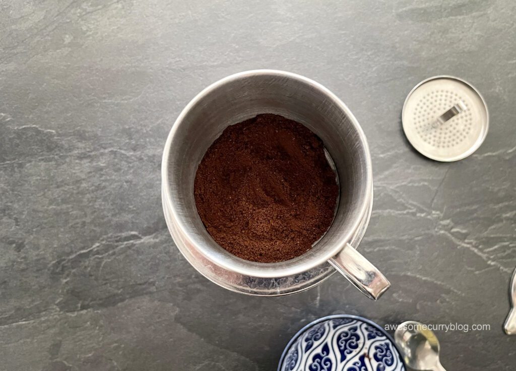 процесс заваривания кофе в традиционном фильтре: насыпаем кофе в фильр.