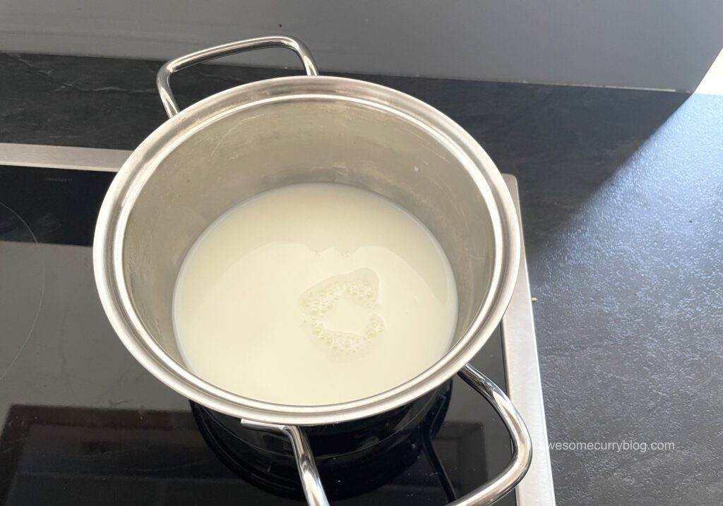 молоко в кастрюльке
