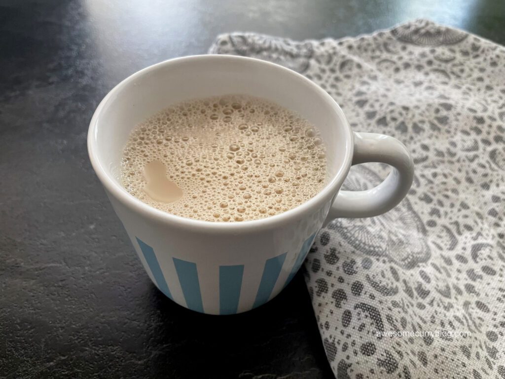 индийский фильтр-кофе в чашке с пузырьками на поверхности