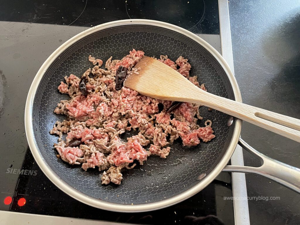 мясо имельченное жарится на сковороде