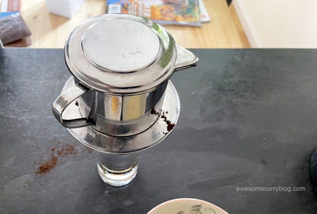накройте кофе по-вьетнамски крышкой, чтобы он заварился