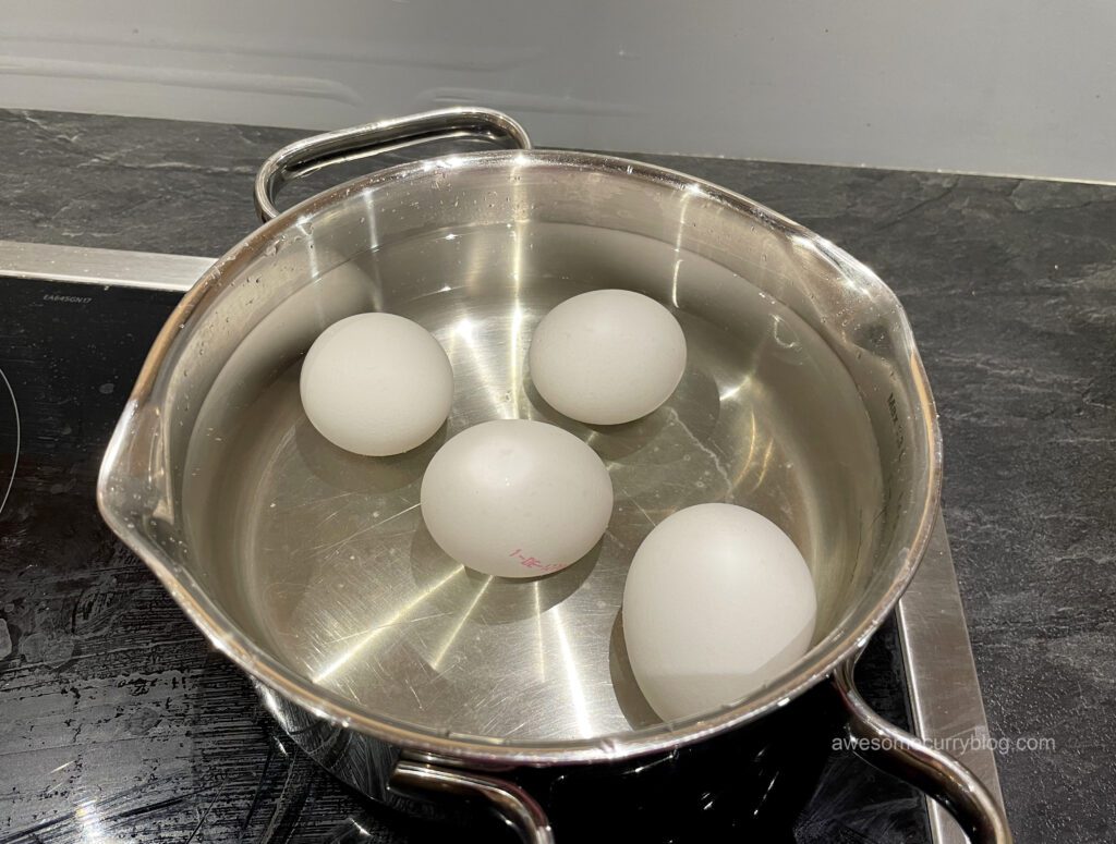 яйца, варящиеся в кастрюльке в воде