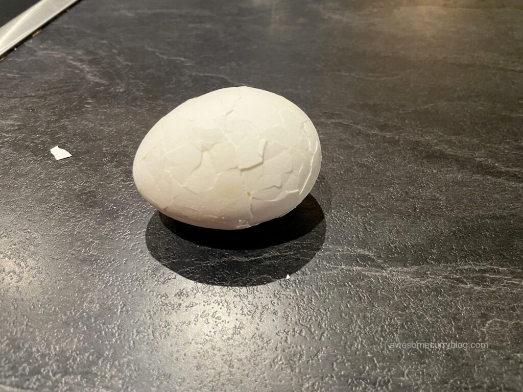 яйцо с потрескавшейся оболочкой