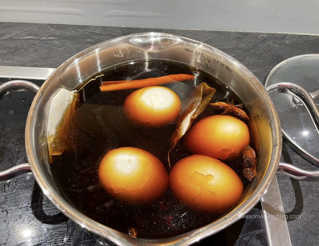 яйца, варящиеся в темном соусе и чае