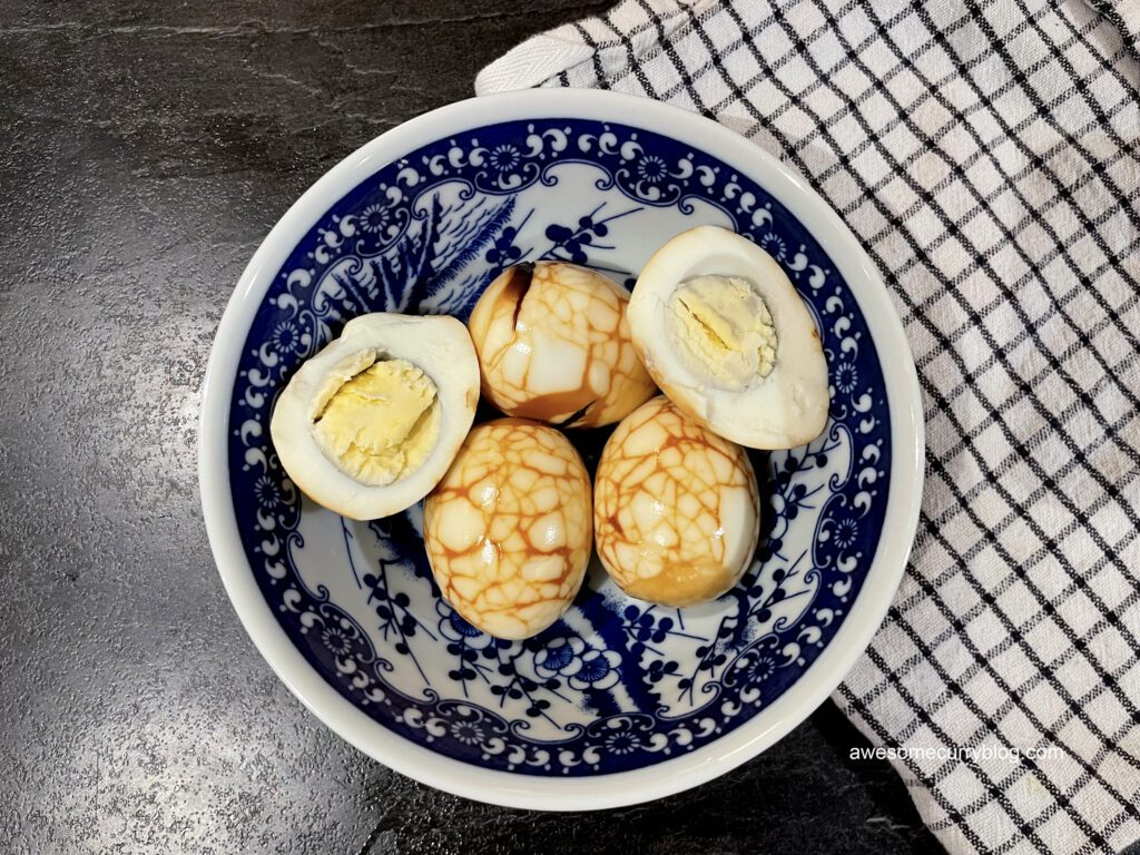 мраморные яйца, сервированные в традиционной китайской посуде