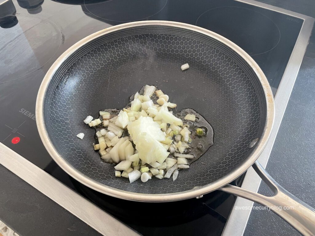 лук на сковороде в масле