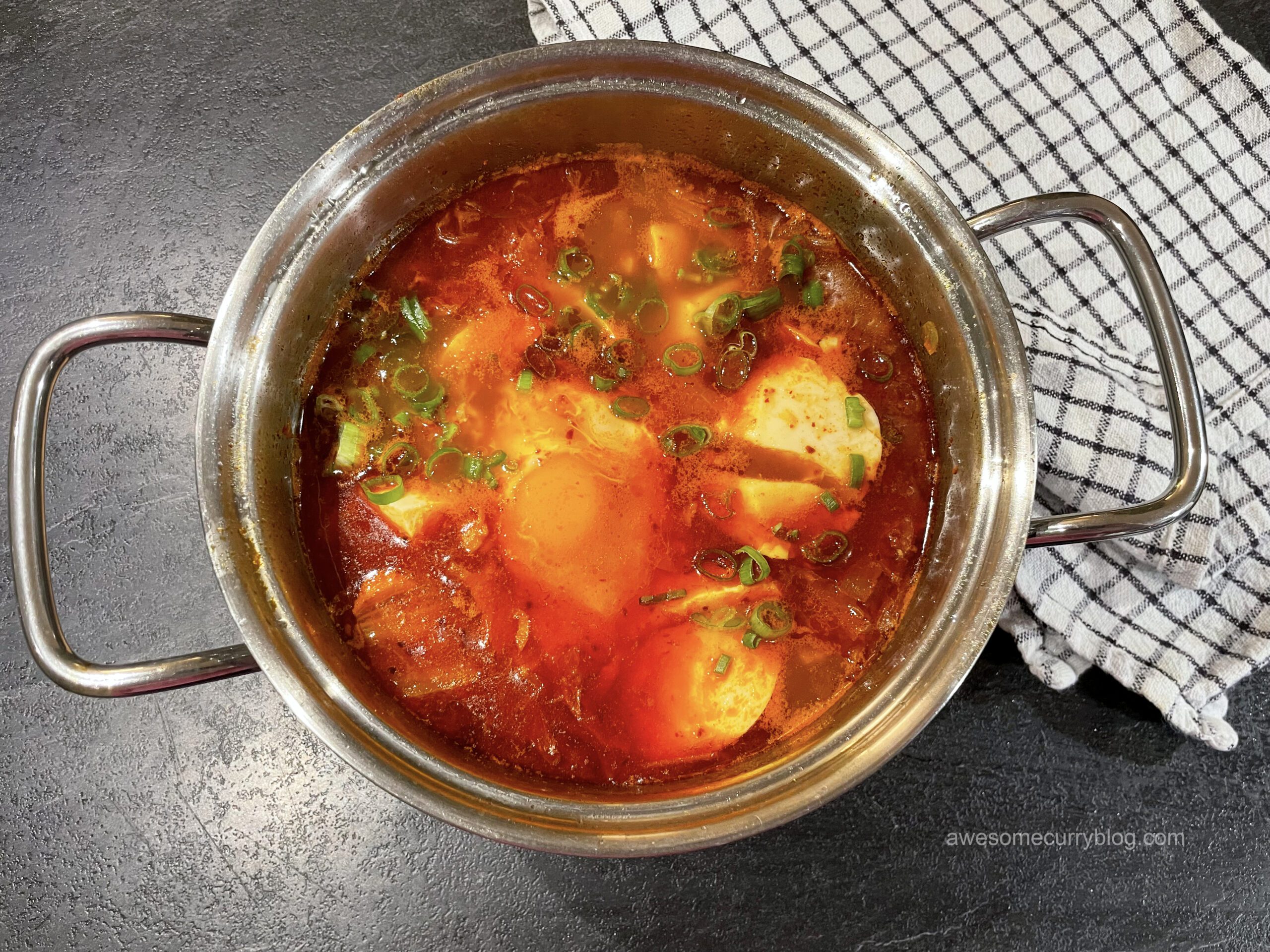 Kimchi Sundubu jjigae. Острый суп с кимчи, свининой и мягким тофу