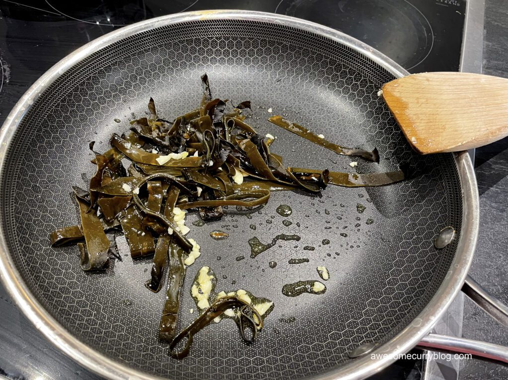водоросль комбу на сковороде с чесноком