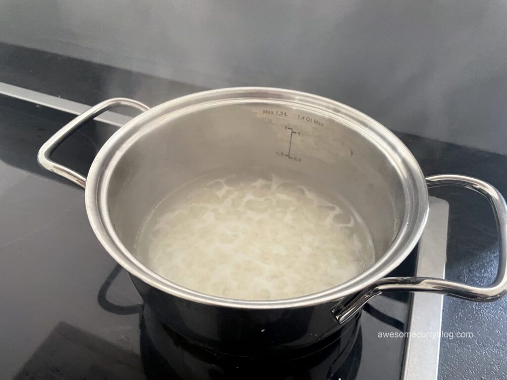 начните варить рис в кипящей воде