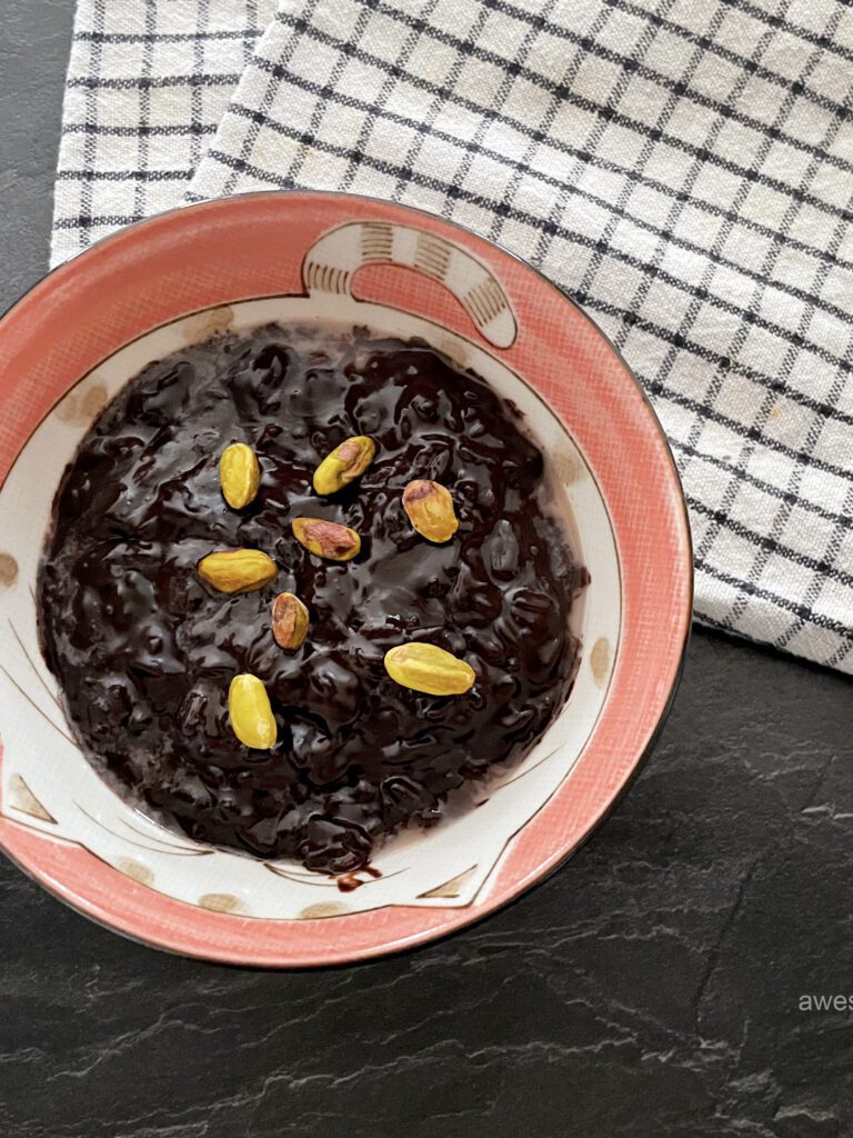 Champorado. Шоколадный рисовый пудинг.