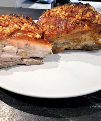 Свиная грудинка по-тайски с хрустящей коже. Moo Grob.