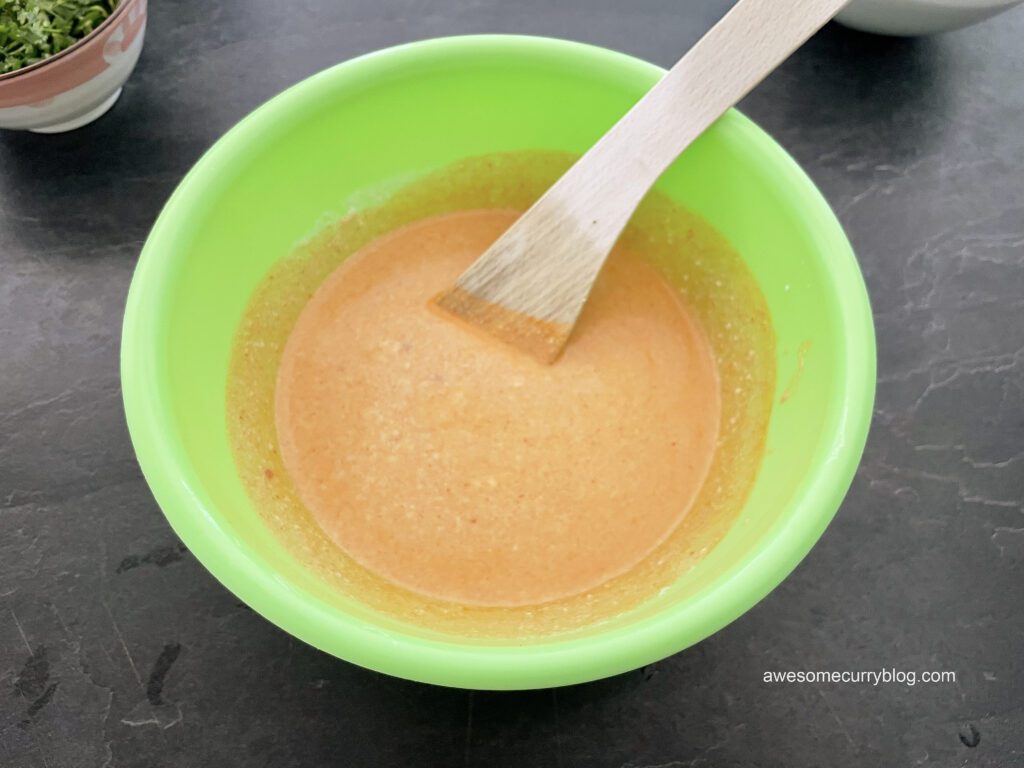 смешать кокосовое молоко с пастой карри и другими ароматическими добавками