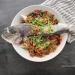 рыба на пару с чили перцем и чесноком подача