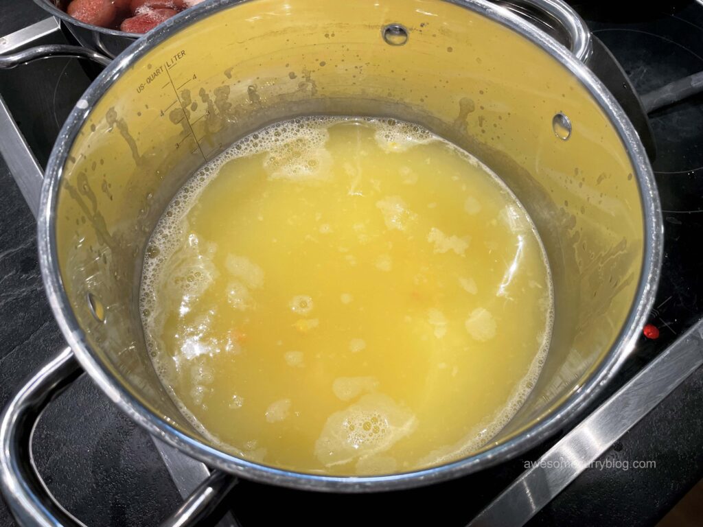 в кипящую воду отправить кукурузу и морковь и варить 2 минуты