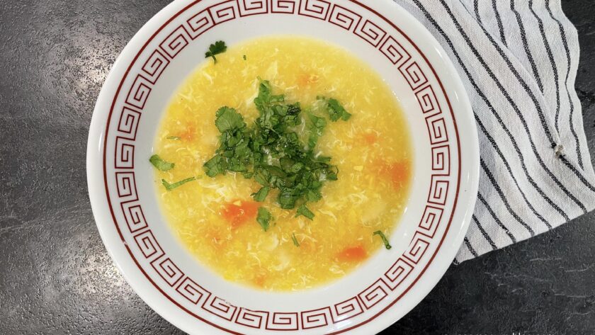 кантонский суп из курицы с кукурузой и яйцом