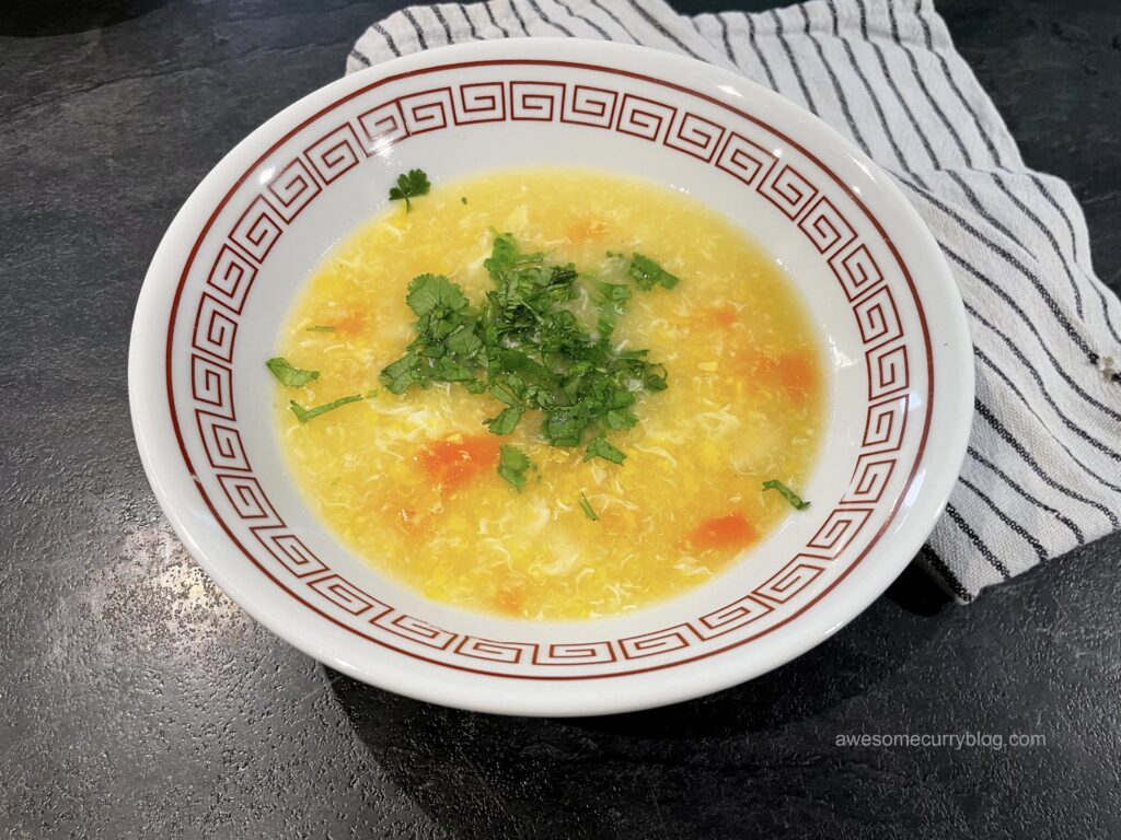 подача кантонского супа из курицы с кукурузой и яйцом