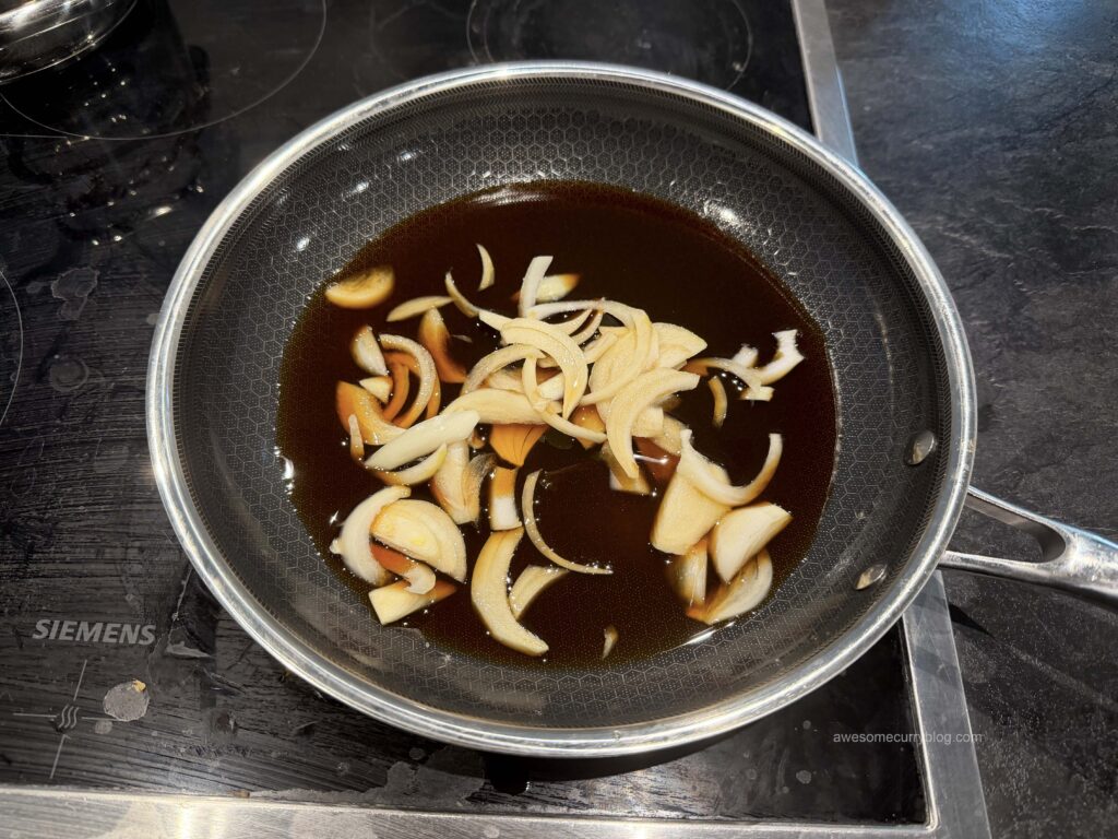в сковороде вскипятить лук и соус