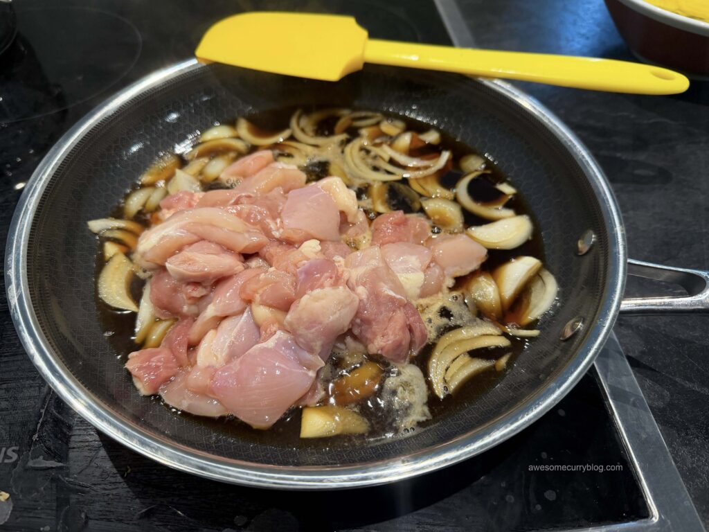 добавить курицу и готовить примерно 5 минут, один раз перевернуть