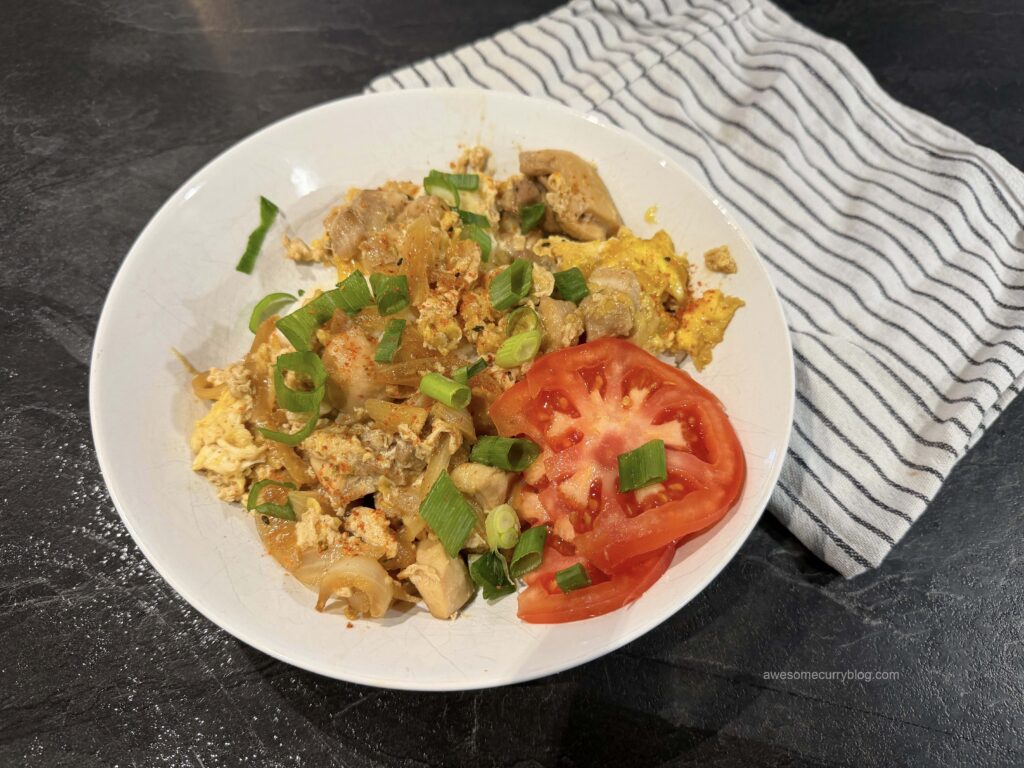 оякодон, сервированный поверх риса