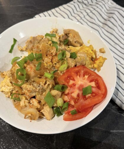 оякодон, сервированный поверх риса