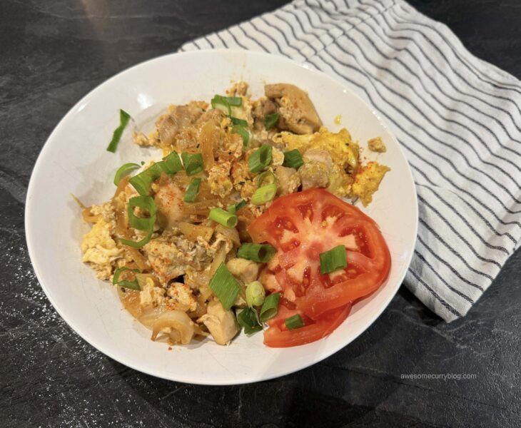 оякодон, сервированный поверх риса