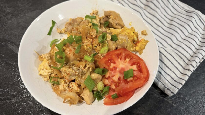 оякодон, сервированный поверх риса