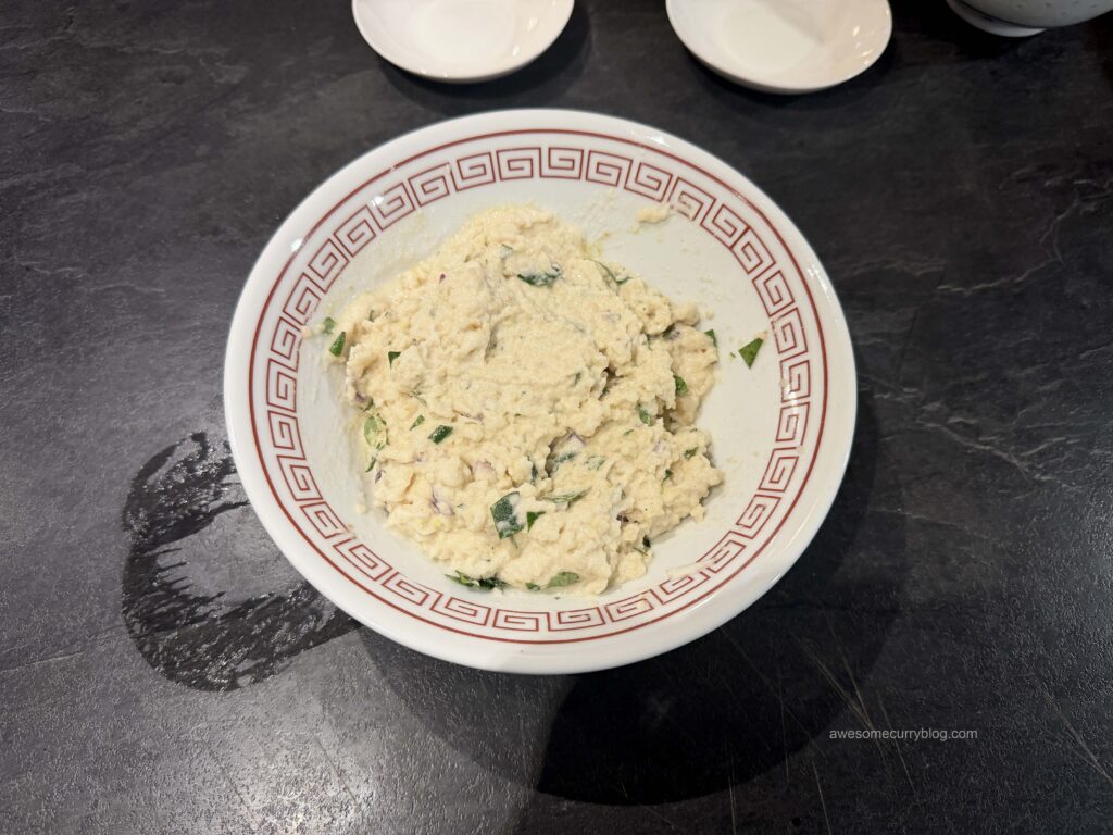 долго взбивать тесто миксером и добавить все специи