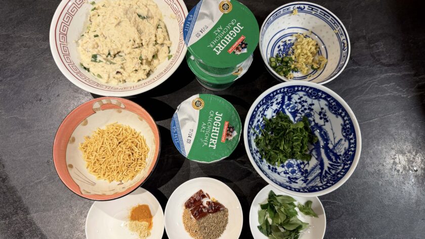 ингредиенты для приготовления perugu vada - индийских пончиков в йогуртовом соусе