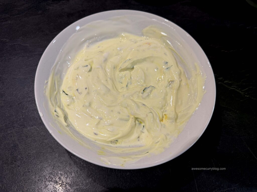 смешать йогурт со специями и солью