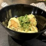 перугу вада - пончики из бобовой муки в пикантном йогуртовом соусе