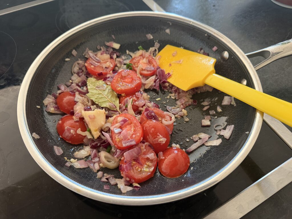 обжарить лук, чеснок, томаты и чили перцы со специями