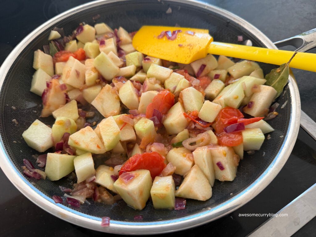 добавить чайот и быстро обжарить