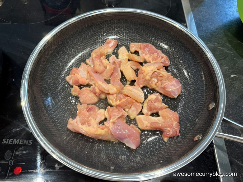 обжарить курицу на сковороде с двух сторон