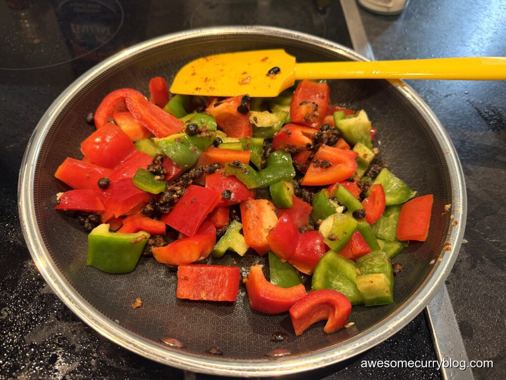 добавить болгарский перец и соус