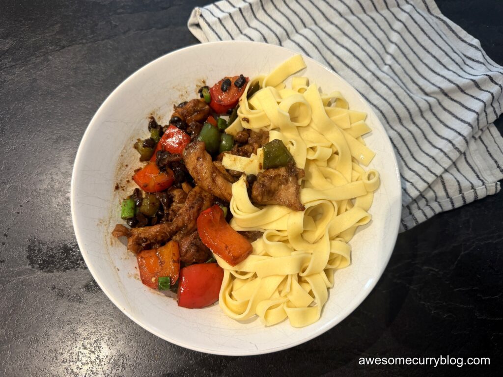 стир фрай из курицы с черными бобами, подача