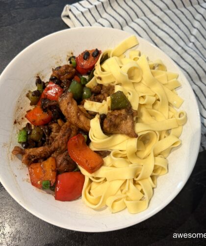 стир фрай из курицы с черными бобами, подача