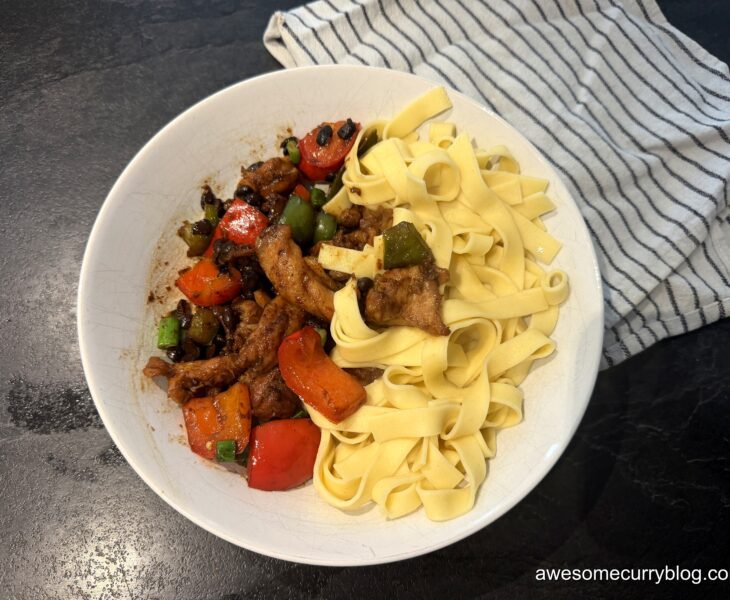 стир фрай из курицы с черными бобами, подача