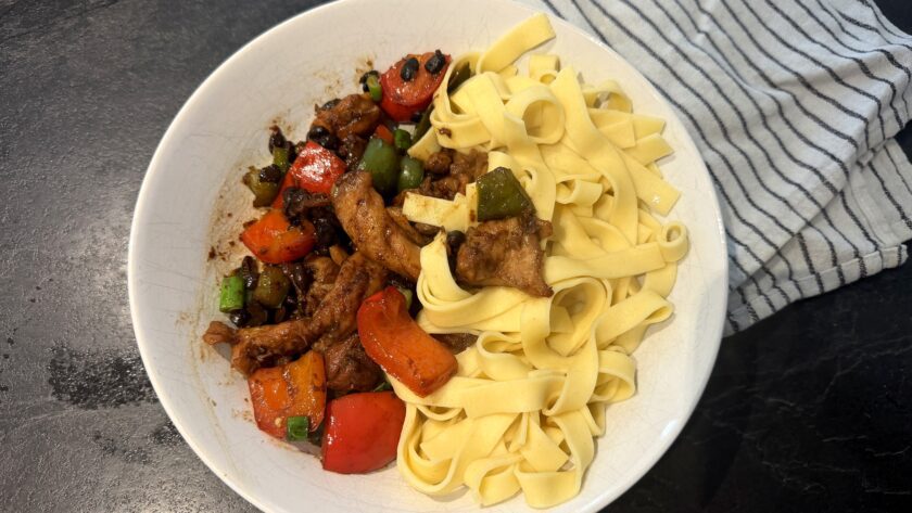 стир фрай из курицы с черными бобами, подача