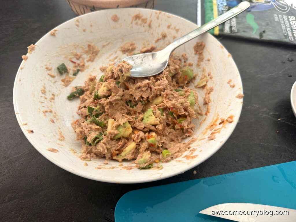 смешать тунца с майонезом и остальными приправами