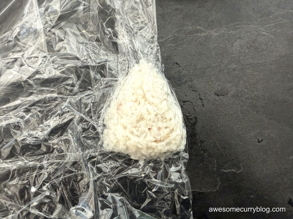 накрыть другой порцией риса, сформировать шарик либо треугольник