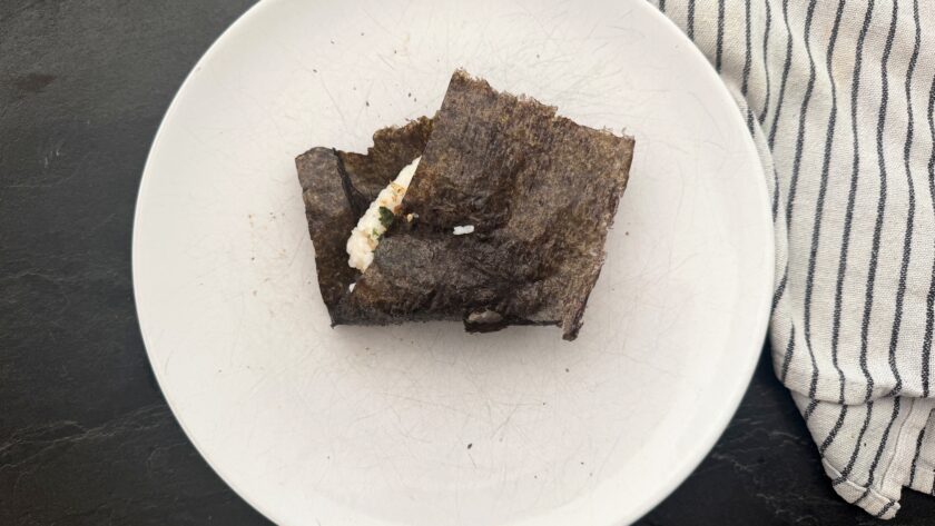 онигири с тунцом, подача