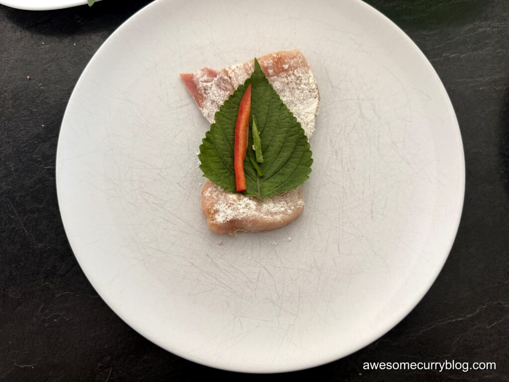 выложить на каждый кусочек мяса лист периллы и паприку